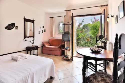 2-Bedroom Holiday Apartment with Beach Access in Cala d'Or