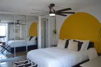 Walk to Beach & Restaurants 1Br w/City Views