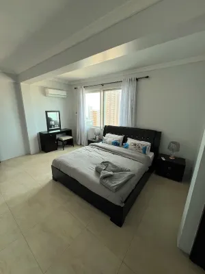 Sophisticated 4-Bed Central Business District Retreat with City Views Hôtels à : 