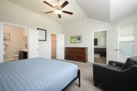 Contractor’s 4Br Base  Near Randolph & Loop 410 Hotels near Walmart Supercenter