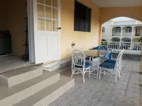 Upstairs 2 bedroom apartment- 5 mins from the beach Hotels near Scilly Cay