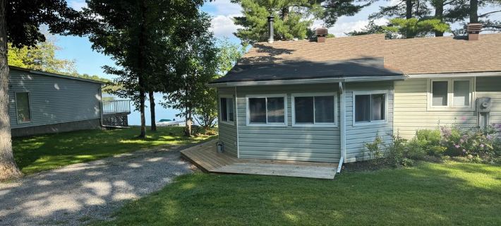 Beautiful Waterfront Cottage on Golden Lake Hotels in Renfrew County
