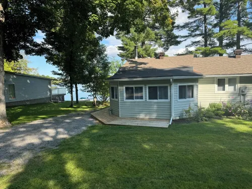Beautiful Waterfront Cottage on Golden Lake
