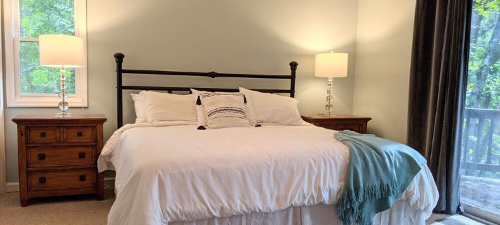 Beautiful 3-bedroom Lake Front Home on Lake Santeetlah Hotels in Graham County