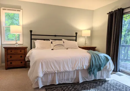 Beautiful 3-bedroom Lake Front Home on Lake Santeetlah