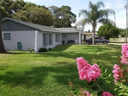 Florida escape Quiet area.Restaurants all over,Clearwater 1 hr away,Orlando1hr.