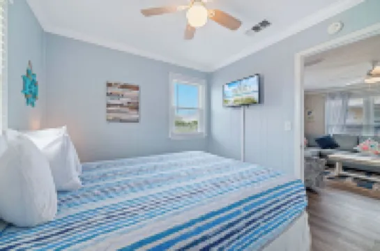 Super Nice Quiet Beach Cottage, Pvt Parking, WiFi, Cozy, Spotless, Comfortable.