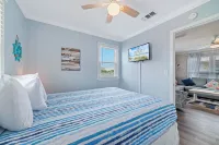 Super Nice Quiet Beach Cottage, Pvt Parking, WiFi, Cozy, Spotless, Comfortable.