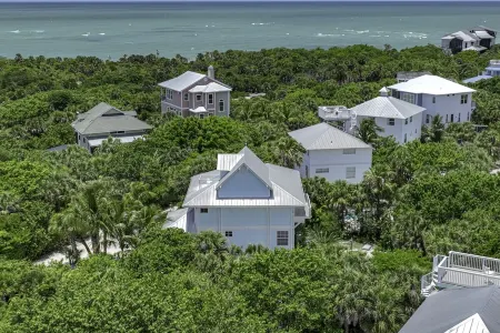 Fully Renovated Luxury House Pool! Huge 5 Bd 5 BA 9 Bed! Sleeps 16! 2 Golf Carts Отели рядом с достопримечательностью «Кэптива Север-Энд Бич Аксесс»