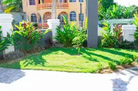 TGE: Modern 7bd-8bt - private chef- Pool Hotels in 