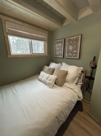 Lake Windermere Cabin |Close to Ski Hills and Hot Pools |Short walk to beach