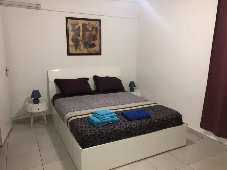 Magnificent bright apartment near the beach Отели рядом с достопримечательностью «Grande Baie»