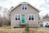 Artistic Getaway Near Halifax | King Bed, Spacious Deck & Fire Pit