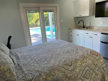 Caribbean Poolside Cottage Отели рядом с достопримечательностью «Парк Магенс Бэй»