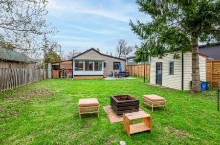 Modern Cozy Cottage 2mins from lake/family friendly w fire pit! 1hr from Toronto