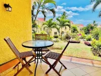 Villa Sécurisée dans un jardin calme avec piscine