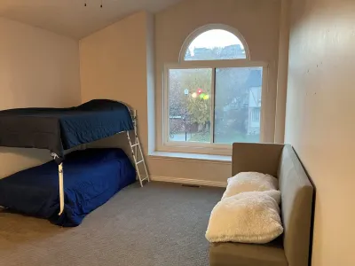 Spacious 4-bedroom house in a quiet neighborhood in a centralized location