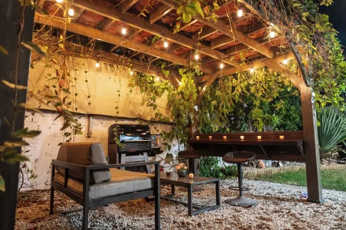 Expansive Paradise with Private Jacuzzi and Tropical Patio Hotels in Bucana