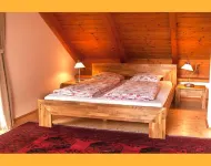 Organic home, garden & swimming pond, quiet location, Vienna reached in 15 min โรงแรมใน