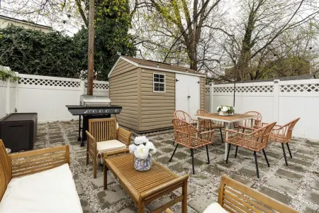 Modern Jersey City Getaway - Art & Family Fun! Отели рядом со станцией Хобокен-Поезд