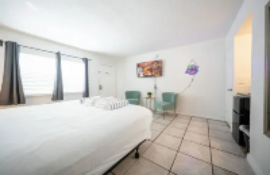 Pool - Free Parking - Apartment - 500 Feet from Beach