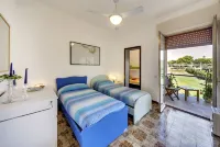 Private villa 10 meters from the sea parking wifi barbecue 4 bathrooms 4 bedrooms Hotels in Donnalucata