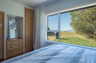 Waterfront Classic Kiwi Bach Hotel di 