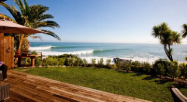 Whale Bay Surf Bach + Spa - Absolute Waterfront