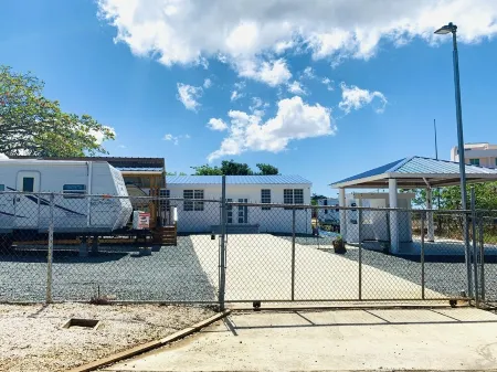 Combate Blue Village Отели в г. Бокерон