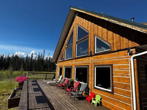 Beautiful relaxing Log Chalet with amazing view of Saint-Elias Mountain range.
