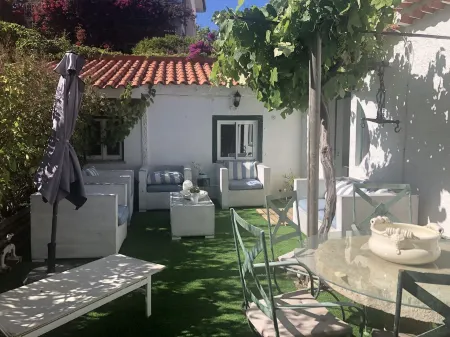 2 BDR APARTMENT 10 MINUTES WALK FROM THE BEACH Отели рядом со станцией Monte Estoril