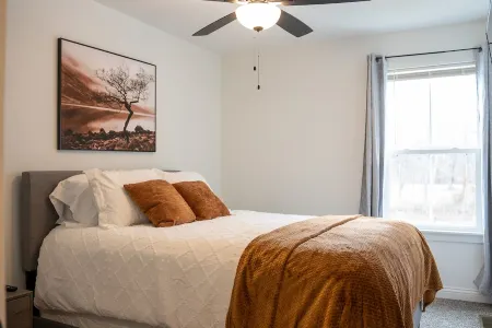 Townhouse mins to UofL & Churchill Downs/hot tub