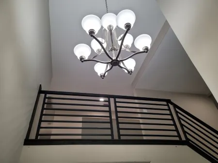 LUXURIOUS 3800sf House in a gated subdivision includes great amenities. Отели рядом с достопримечательностью «Masjid Al Salam»