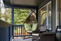 Clean and Bright Home with River Access, Kayaks and Bikes. Close to Mt Bachelor.