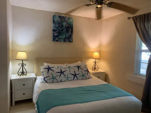 The Old Beach House.2 bedroom, 2 bath, apartment, set in quiet neighbourhood.