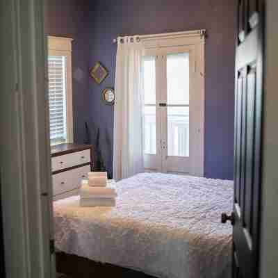 CHARMING REHABBED 2ND FLOOR APARTMENT Rooms