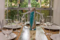 Vibrant King Bed Suite, Fast Wi-Fi, Multiple TVs, Custom Mural, Close to Beach!