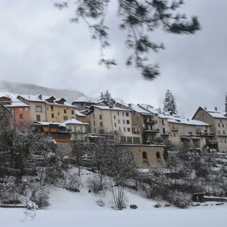 Spacious apartment of 70m2 / 6p. in chalet well located 500m from the village of Allos