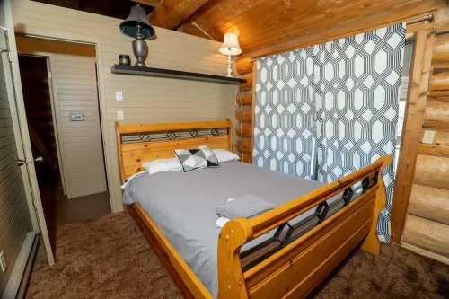 Ski village penthouse w/ hot tub & sauna, Hemlock Valley