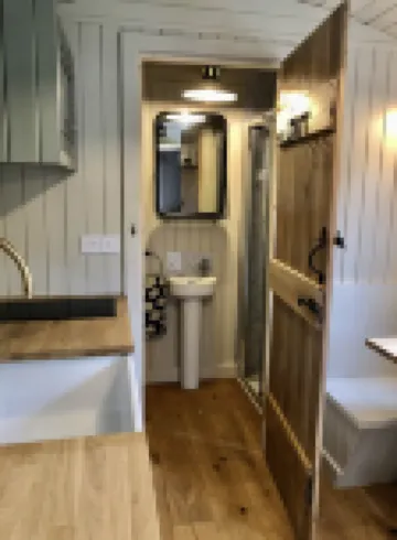 Stylish shepherd's hut, 10 mins walk from beach and village