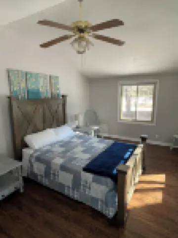 Peaceful 3-bedroom cottage on private Grass Lake.