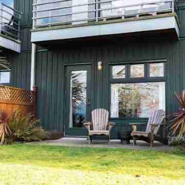 Goodview Suite - licensed waterfront studio with a fireplace and patio Hotel Exterior