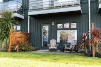 Goodview Suite - licensed waterfront studio with a fireplace and patio
