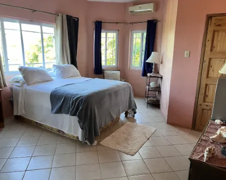 Jah Freedom Inn Negril โรงแรมในเนกริล