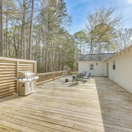 Peaceful 3Br Home | Private Deck | Near Downtown