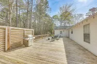 Peaceful 3Br Home | Private Deck | Near Downtown - Wifi