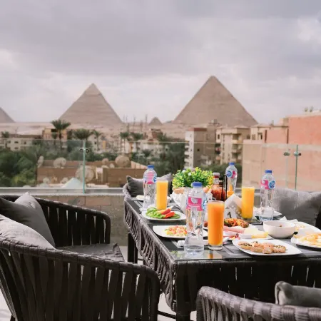 Tuya pyramids inn