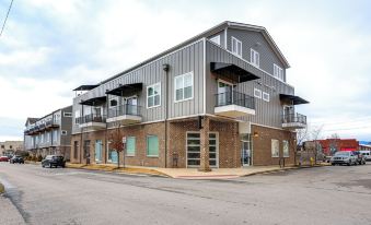 Balconies: Walkable Southside Chattanooga Condo!
