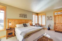 Mountain-view Cabin Near Trails in Powell Butte! - WiFi