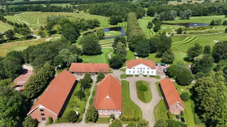 Hotel Gut Kaden Отели в г. Бад-Брамштедт